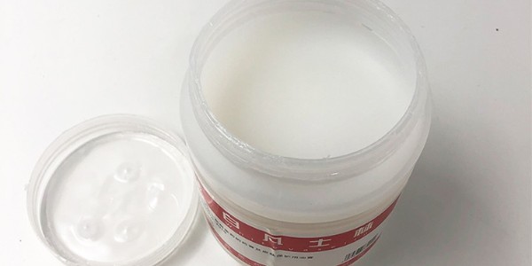 白凡士林油膏：護(hù)膚界的萬金油，一瓶搞定多種問題