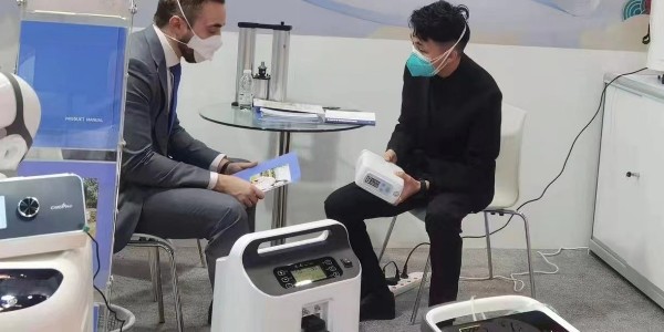 在戶外是選氧氣瓶還是便攜式制氧機(jī)